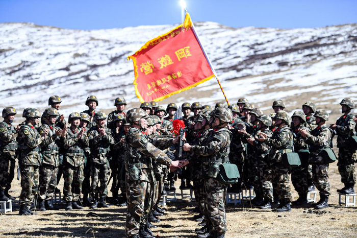 （在红军长征途经的草原上，新战士郑重接过钢枪）