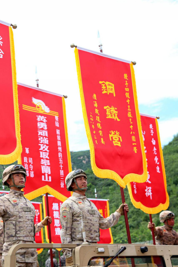 （国庆70周年阅兵，“钢铁营”战旗接受祖国和人民检阅）