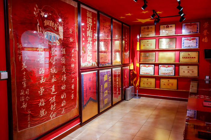 （“钢铁营”荣誉墙）