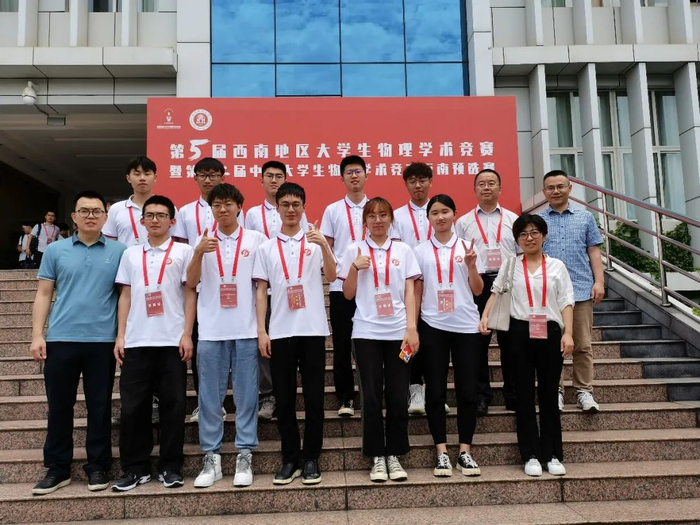 ▲我校教师与参赛队伍合影