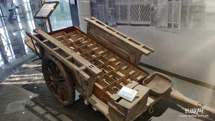 改革开放初期，永年人拉着这样的排子车销售紧固件。 长城网记者 郑建卫 摄