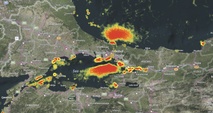 基于实时航运追踪网站Vesselfinder.com的热度图显示，2019年往返博斯普鲁斯海峡的拥堵状况较为严重。（图源：维基百科）