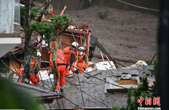 日本静冈县泥石流搜救持续 街头一片狼藉