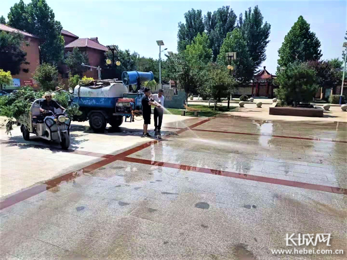 藁城区廉州镇东垒下村正在冲洗村内广场。