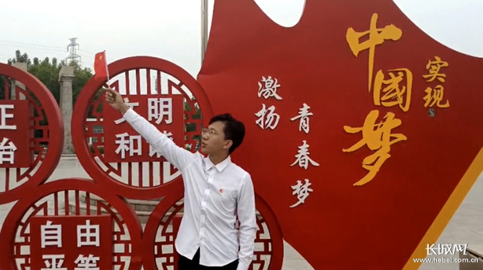 河北东方学院版《岁月征程》MV拍摄现场。河北东方学院/供图