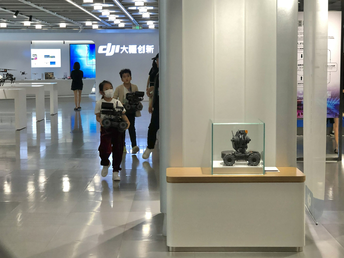 在家长的眼中，小朋友们手捧的从来都不会是一辆单纯的机甲战车，而是未来通向世界名校和全球百强科技企业的通行证。（图片来源：时代周报记者 摄）