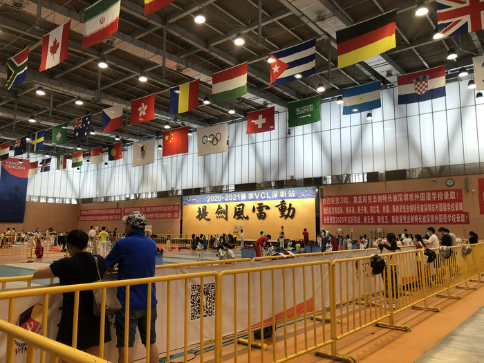 在万国体育深圳南山击剑中心里，墙上挂着祝贺学生凭击剑特长被深圳市四大名校之一的深圳外国语学校录取的红色横幅。（图片来源：时代周报记者 摄）