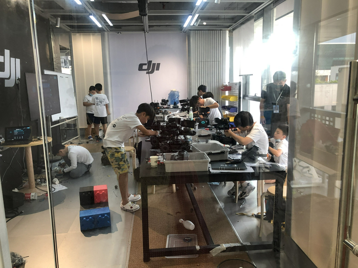 在大疆深圳体验中心的研究室里，一群8-12岁的孩子正在动手组装属于自己的机甲战车。（图片来源：时代周报记者 摄）