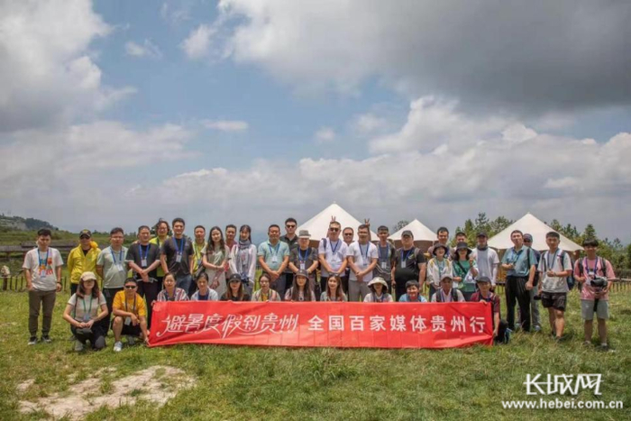 媒体记者合影留念。