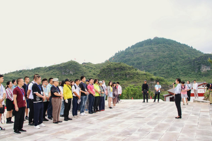 媒体记者在红军牺牲地前缅怀先烈。