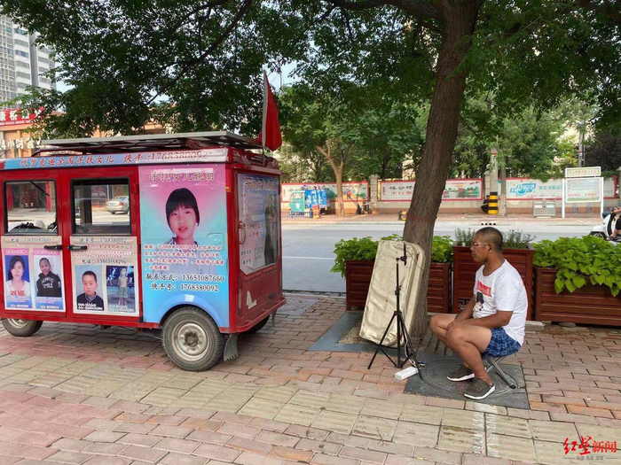 ↑姚福吉在郭刚堂家小区门口直播。图据红星新闻