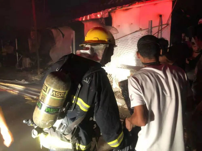 ▲7月12日，在伊拉克南部济加尔省首府纳西里耶市的“侯赛因”医院，救援人员在火灾现场工作。（新华社发）