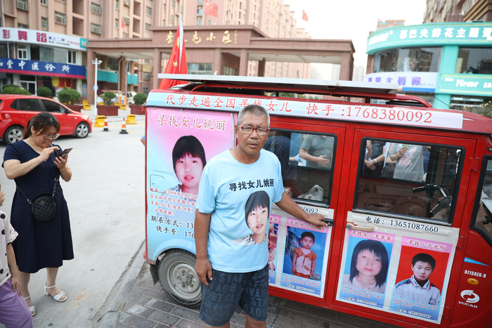 ↑为寻女儿在郭刚堂家附近“蹭热度”的姚福吉。图据东方IC