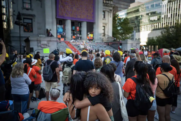 △6月21日，民众在温哥华为在坎卢普斯印第安寄宿学校旧址上被发现的儿童遗骸举行悼念仪式（图片来源：美联社）