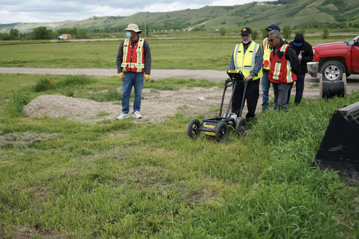 △6月18日，在加拿大萨斯喀彻温省马里瓦尔印第安寄宿学校旧址附近，工作人员正在进行探地雷达搜索（图片来源：路透社）