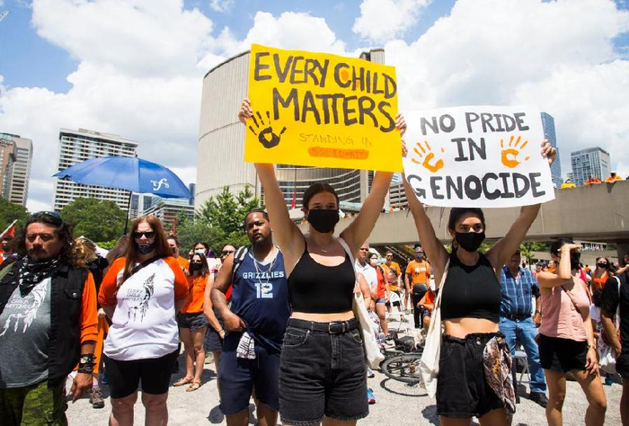  △7月1日，人们在加拿大多伦多集会悼念原住民寄宿学校死难者