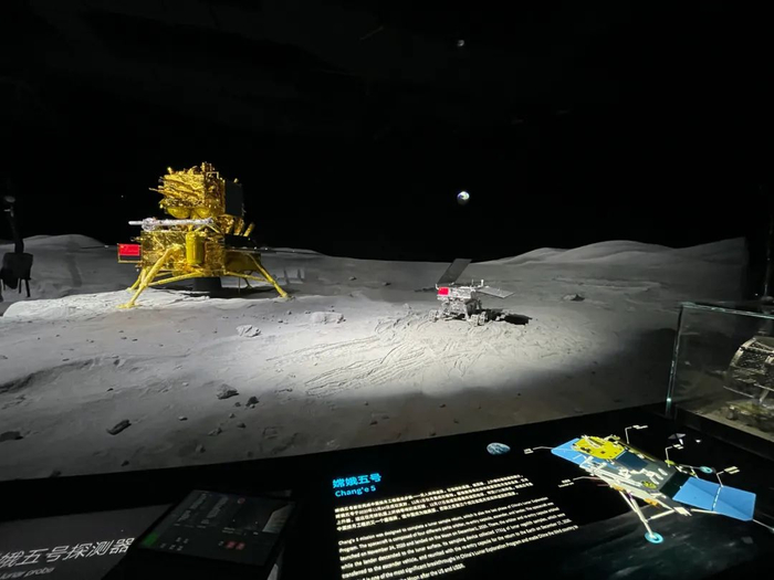 嫦娥五号（左）和玉兔二号（右）模型。郑莹莹  摄