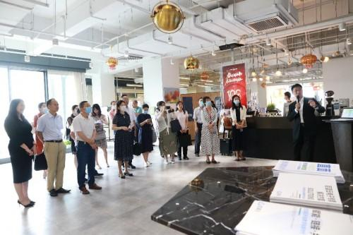 【百望云联合创始人、COO杨正道向联合调研组领导介绍百望云业务版图】