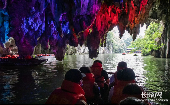 媒体团乘船游览龙宫景区