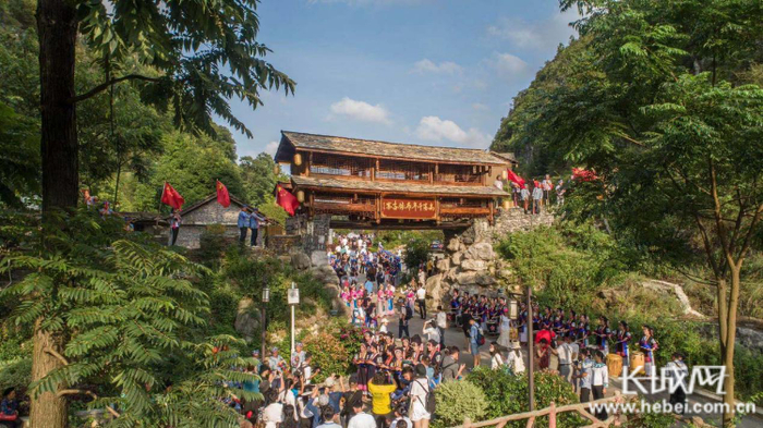 高荡村村民们庆祝节日。夏俊杰 供图