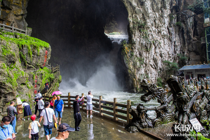 龙门飞瀑壮观景象