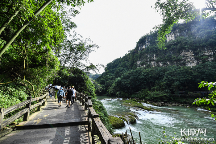 媒体团走进黄果树大瀑布