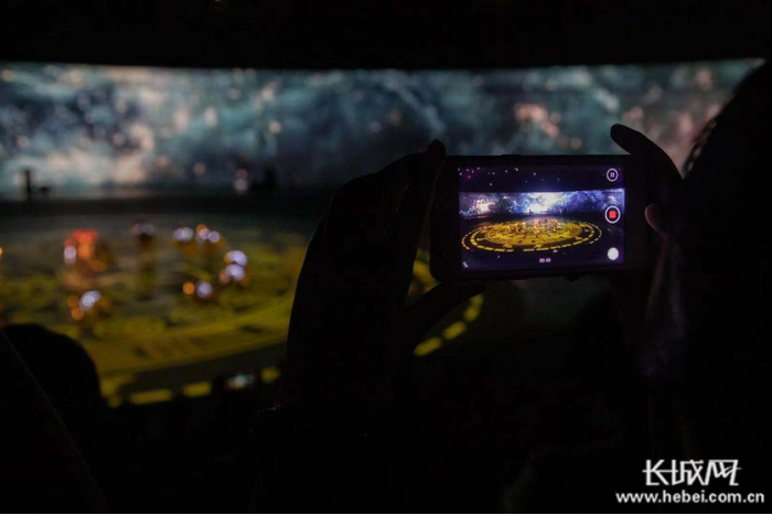 媒体记者用手机记录《西江盛典》精彩瞬间