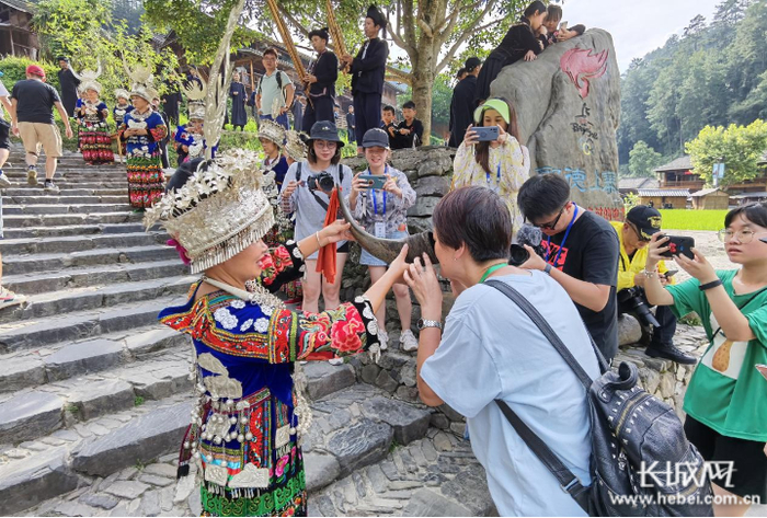 媒体记者体验十二道拦门酒