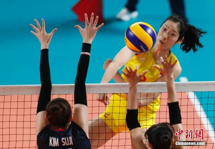资料图为2016年8月23日，雅加达亚运会女排小组赛，中国队朱婷在比赛中。中新社记者 杜洋 摄