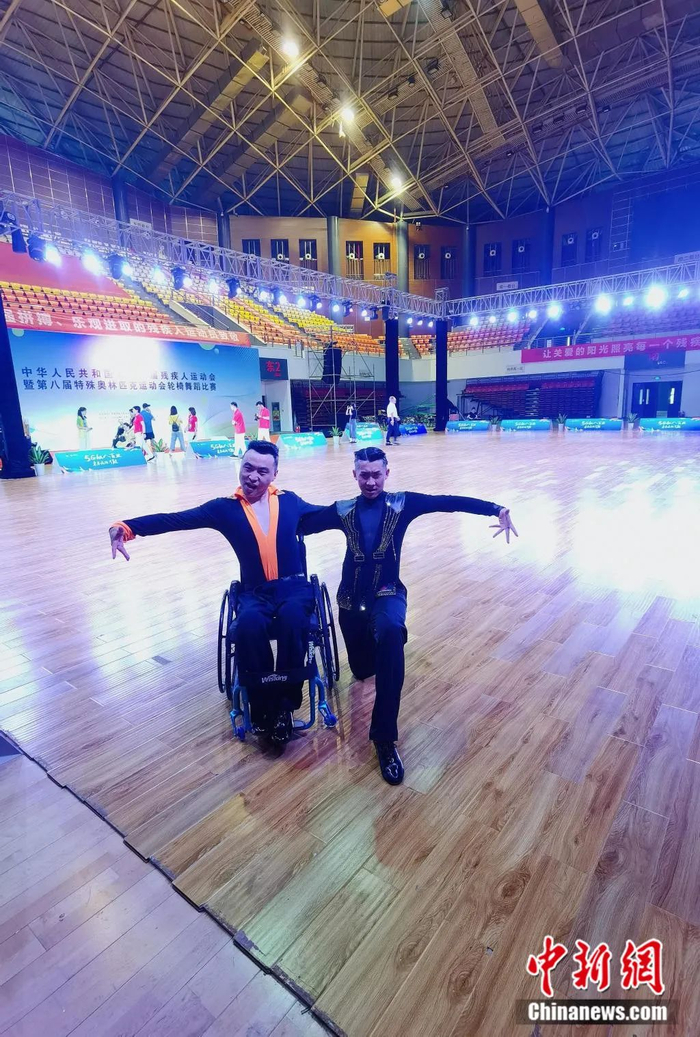 图为轮椅上的舞者和队友合影。 刘文华 摄