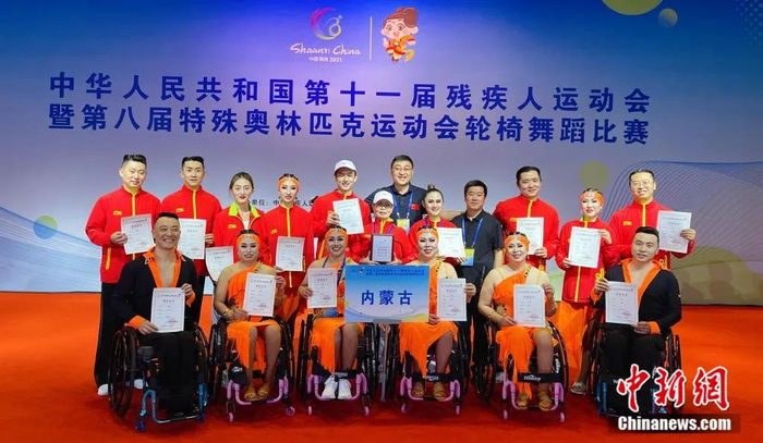 图为轮椅舞蹈队参加比赛合影。 刘文华 摄