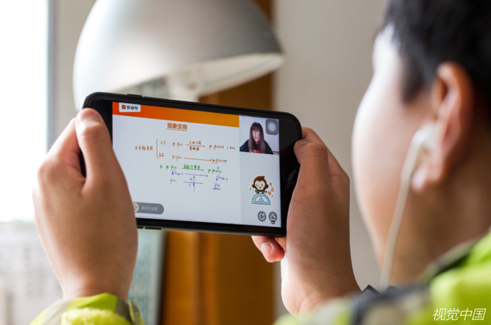 一儿童通过在线教育学习课程