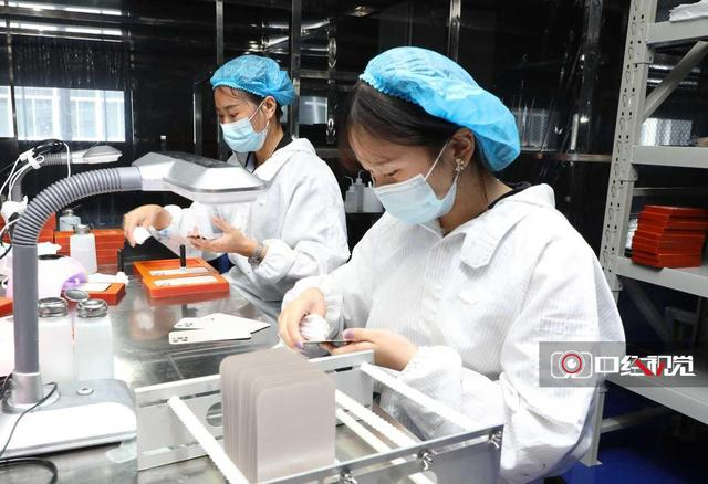 ↑2021年7月13日，在江苏省泗洪经济开发区一新投产项目的生产线上，来自当地的农民工正在有条不紊地生产，新岗位给他们带来每月4500元左右收入。耿怀军摄（中经视觉）