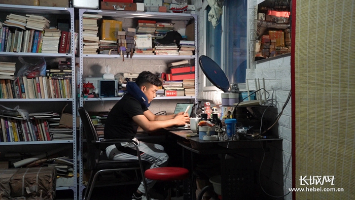 剪辑视频中的刘阿楠。长城网记者 马宁 摄