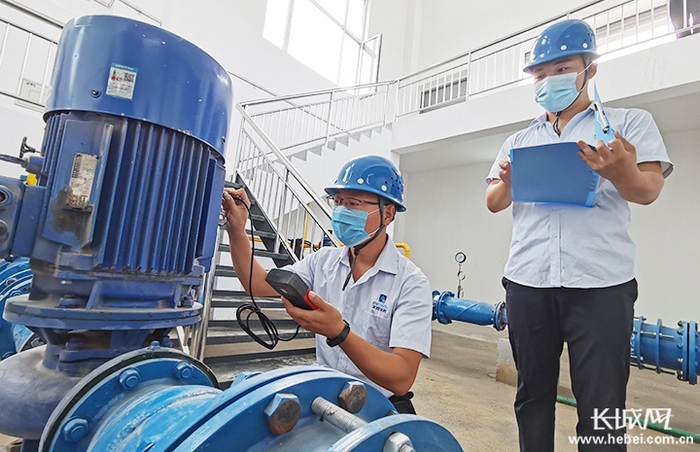 北控（武强）水务有限公司农水泵站内，工作人员对输水管道运行振动值进行测量。长城网记者 卢婉凤 摄