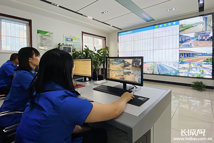 枣强县南水北调地表水厂（惠泽水务公司）中控室，工作人员通过供水信息自动化管理系统实时查看远程数据。长城网记者 卢婉凤 摄