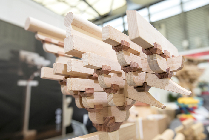 （2021年6月8日，第115届中国文化用品商品交易会，古建筑房梁，榫卯斗拱积木。图源：视觉中国）