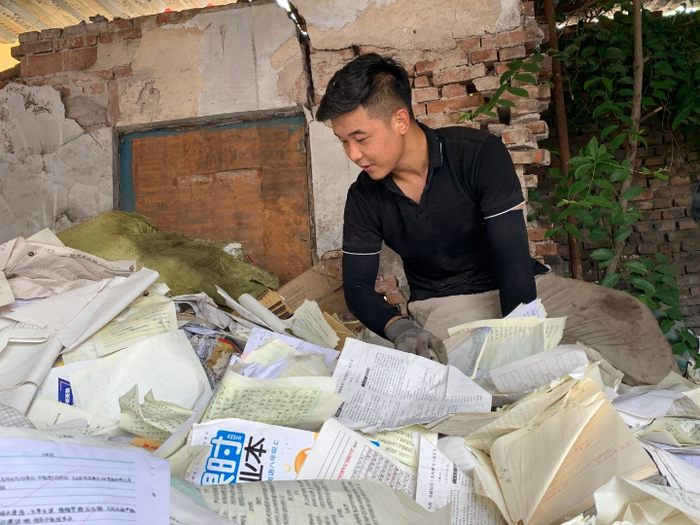 在废纸堆里“淘宝”的刘阿楠。长城网记者 郭慧岩 摄