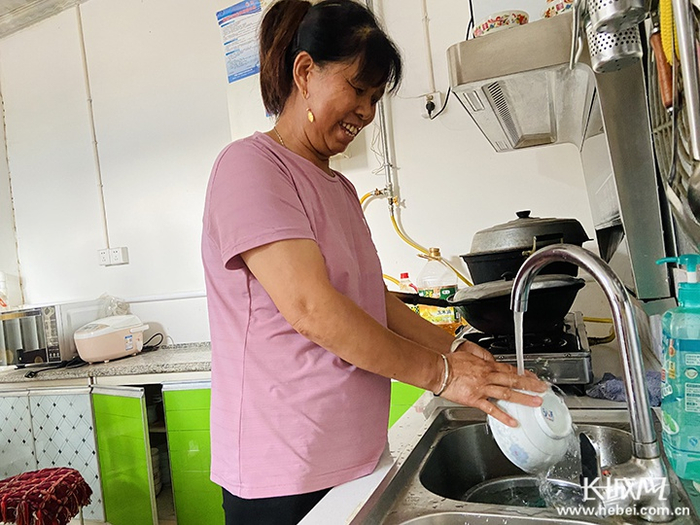 “一辈子喝上甜水的愿望终于实现了。”刘安梅高兴地合不拢嘴。长城网记者 卢婉凤 摄