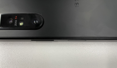 ▲ 左侧凸起的是音量键，右侧是电源键