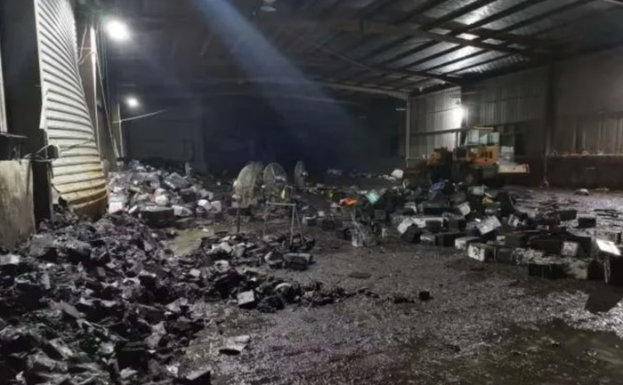 景德镇市洪源镇洪源村内一加工厂从事非法收集废铅酸电池。图片来自景德镇市生态环境局