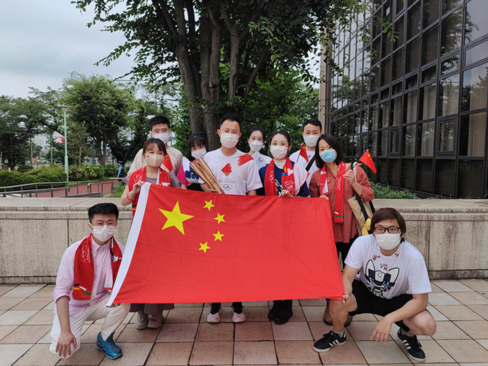 （传递完奥运圣火后，廖宇靖与中国留学生合影 受访者供图）