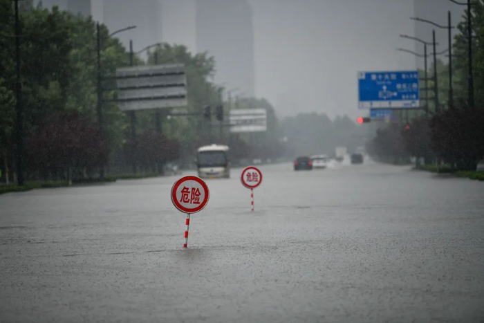 7月20日，郑州市航海路东三环附近街道竖立起“危险”标识。新华社发（侯建勋 摄）