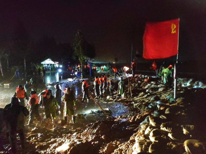 7月20日晚，河南郑州暴雨，河南武警官兵在救援现场