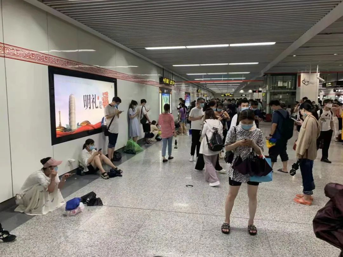 　　↑图为7月20日滞留在郑州地铁1号线西流湖站的市民