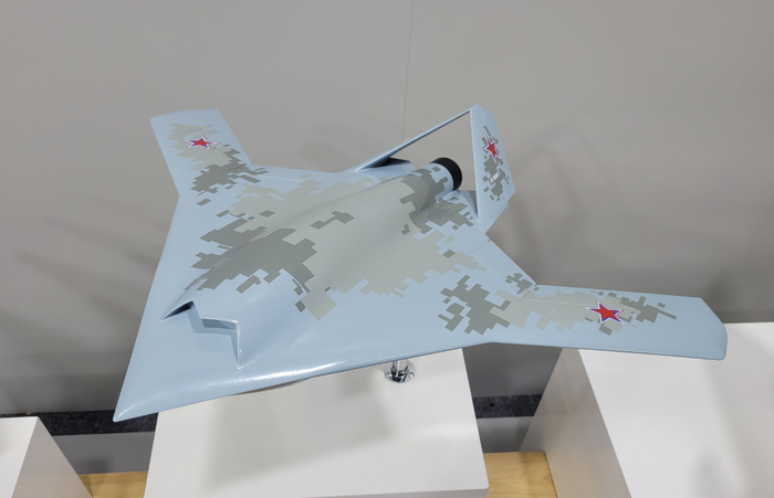 俄罗斯军工展示的隐形舰载无人加油机