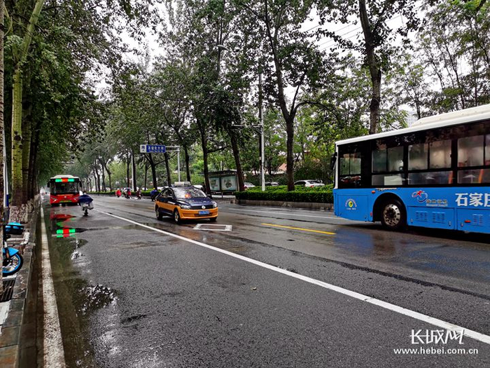 石家庄今日的降雨。长城网记者 刘澜澜 摄
