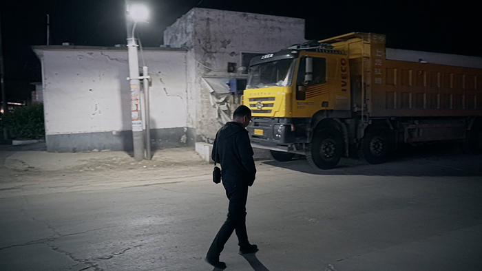 张海超下班回家。