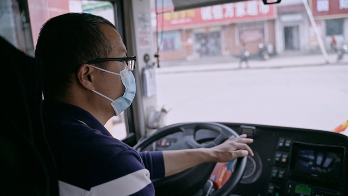 张海超开公交车。