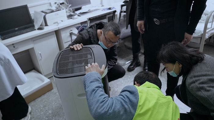  “大爱清尘”志愿者捐赠设备给病友。